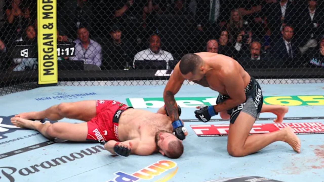 Carlos Ulberg Overcomes Knee Injury to Knock Out Jiří Procházka and Claim Light Heavyweight Title at UFC 327