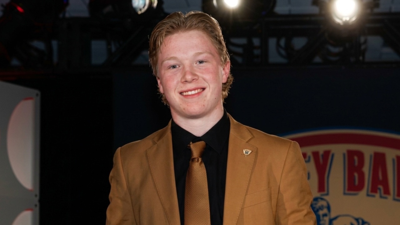 Max Plante Wins 2026 Hobey Baker Award After Historic Season and Family Legacy at Minnesota Duluth