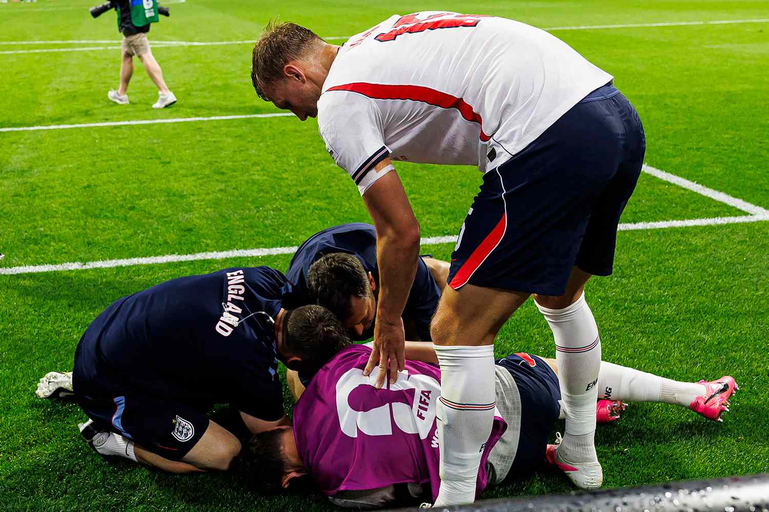 England Reach World Cup Quarterfinals After 3-2 Mexico Win as Henderson Suffers Freak Injury